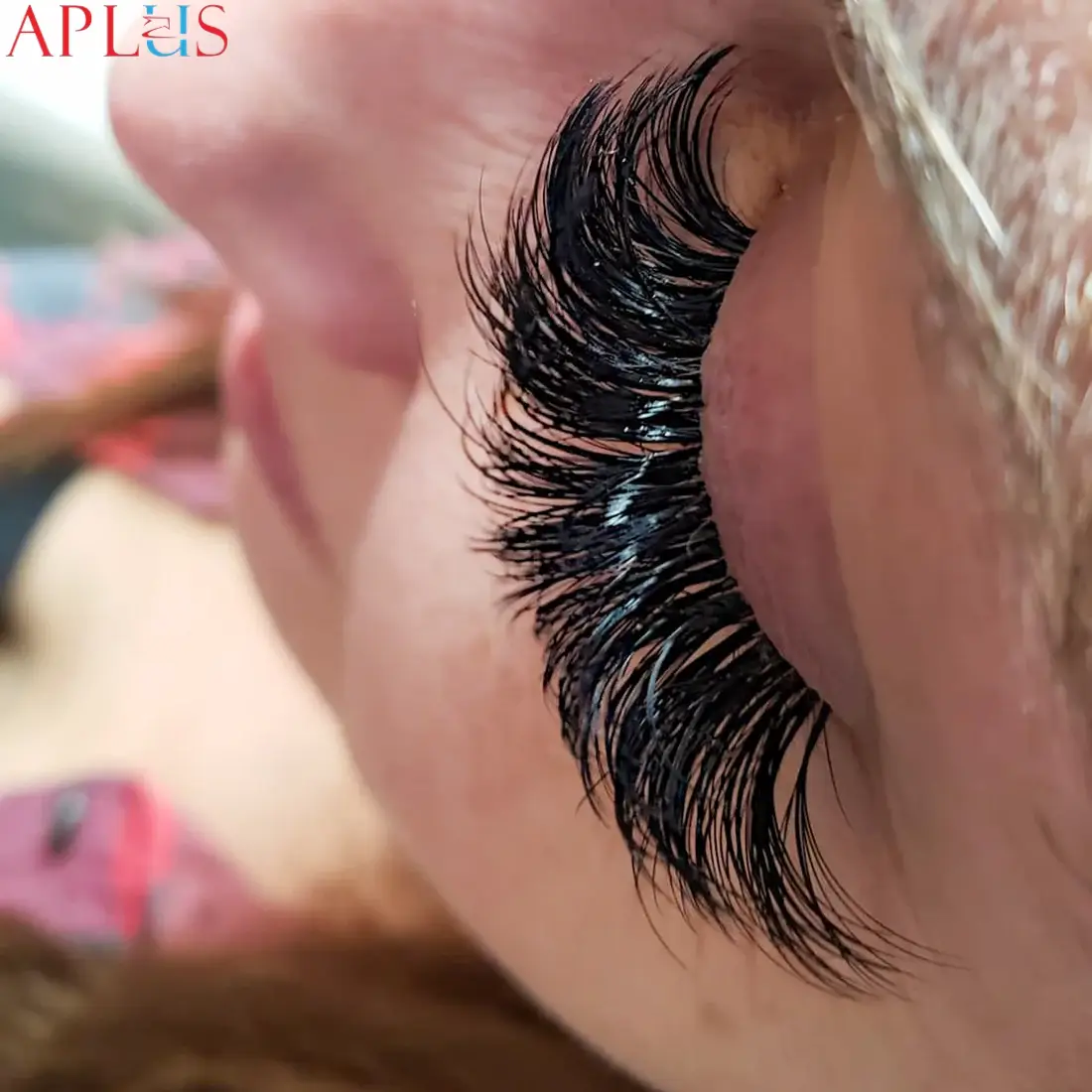 0.07 volume lashes have a moderate thickness, creating a fluffy effect for the eyes.