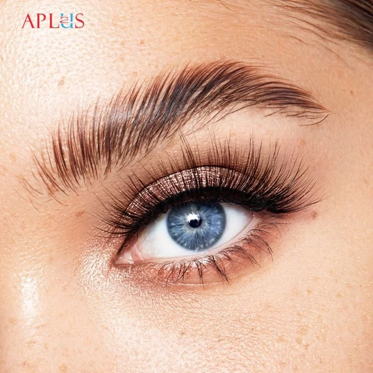 synthetic eyelashes can look natural.