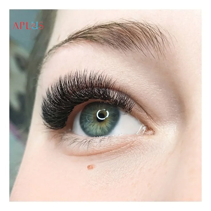 High-quality black volume lashes should be made from hypoallergenic materials